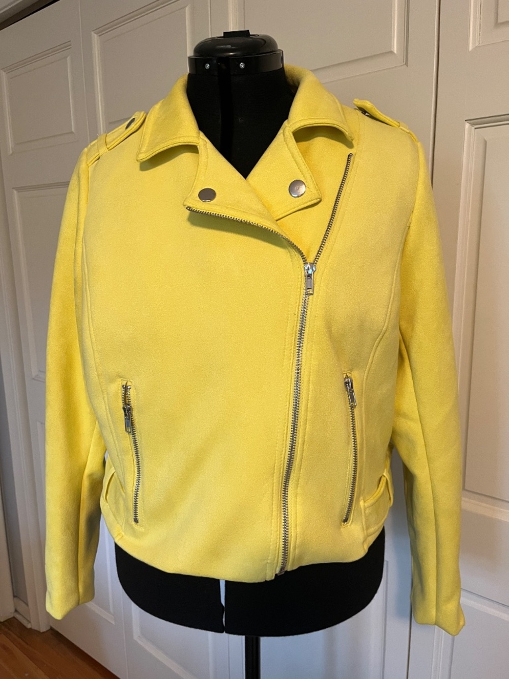JustFab Yellow Soft Faux Leather Motorcycle Jacket Zippers Excellent Size 1X